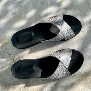 LOGO Lori Goldstein leather crossover strap sandal